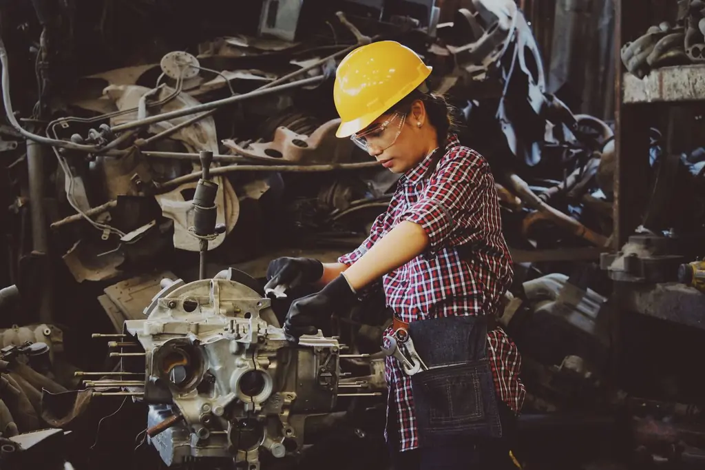 Technicienne de maintenance intervenant sur un moteur industriel