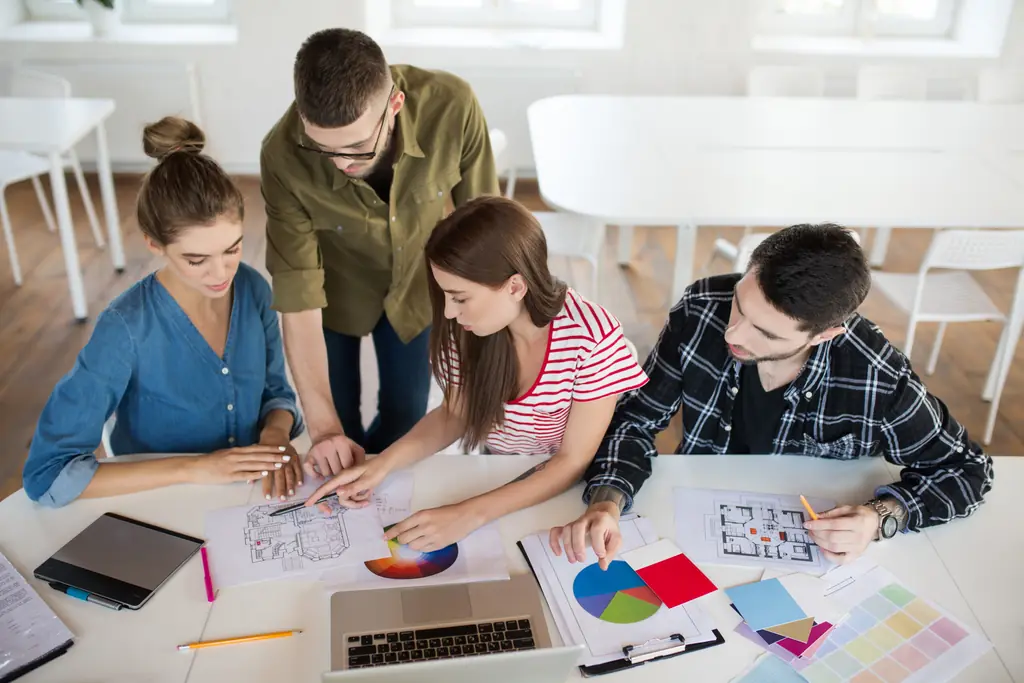 Conseiller formation et responsable d'entreprise construisant un parcours