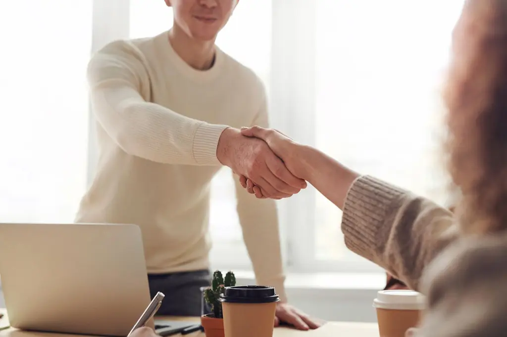 Poignée de main entre un candidat et un recruteur