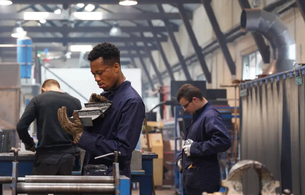 Salarié technicien en formation continue dans un atelier