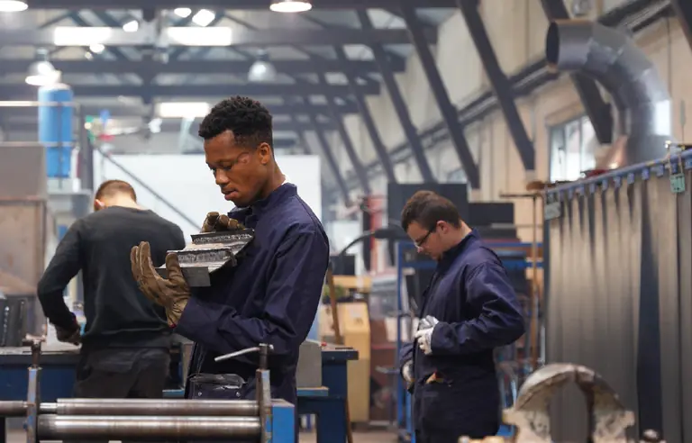 Technicien salarié en formation dans un atelier